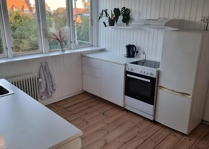 公寓 Apartment, Next To The *